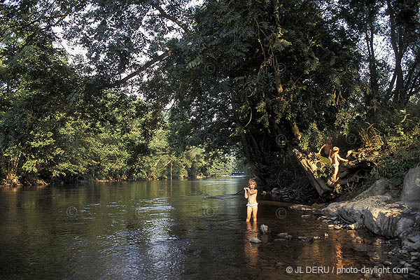 petite fille dans la rivire - little girl in the river